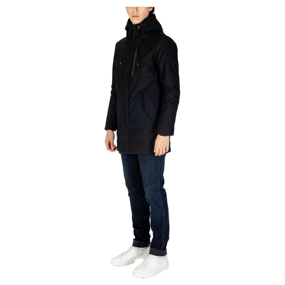 Front view with bag zipped and handles upright.