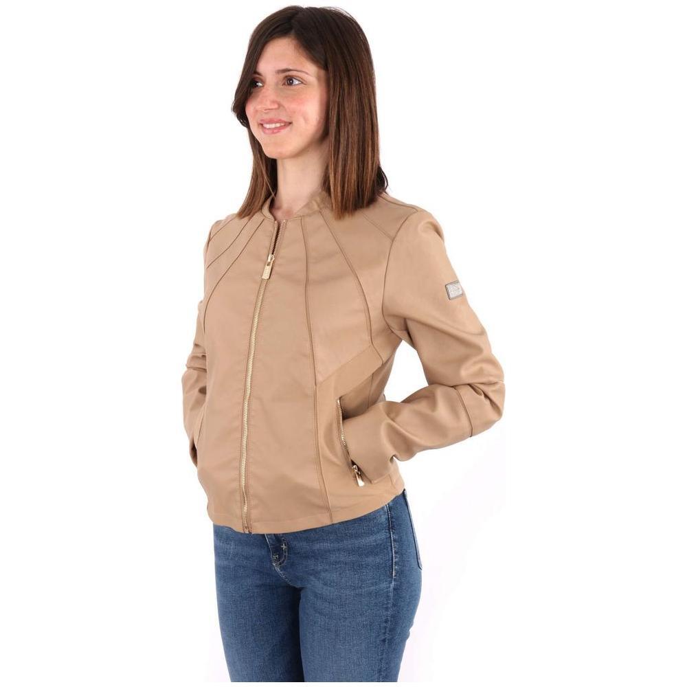Front view with bag zipped and handles upright.