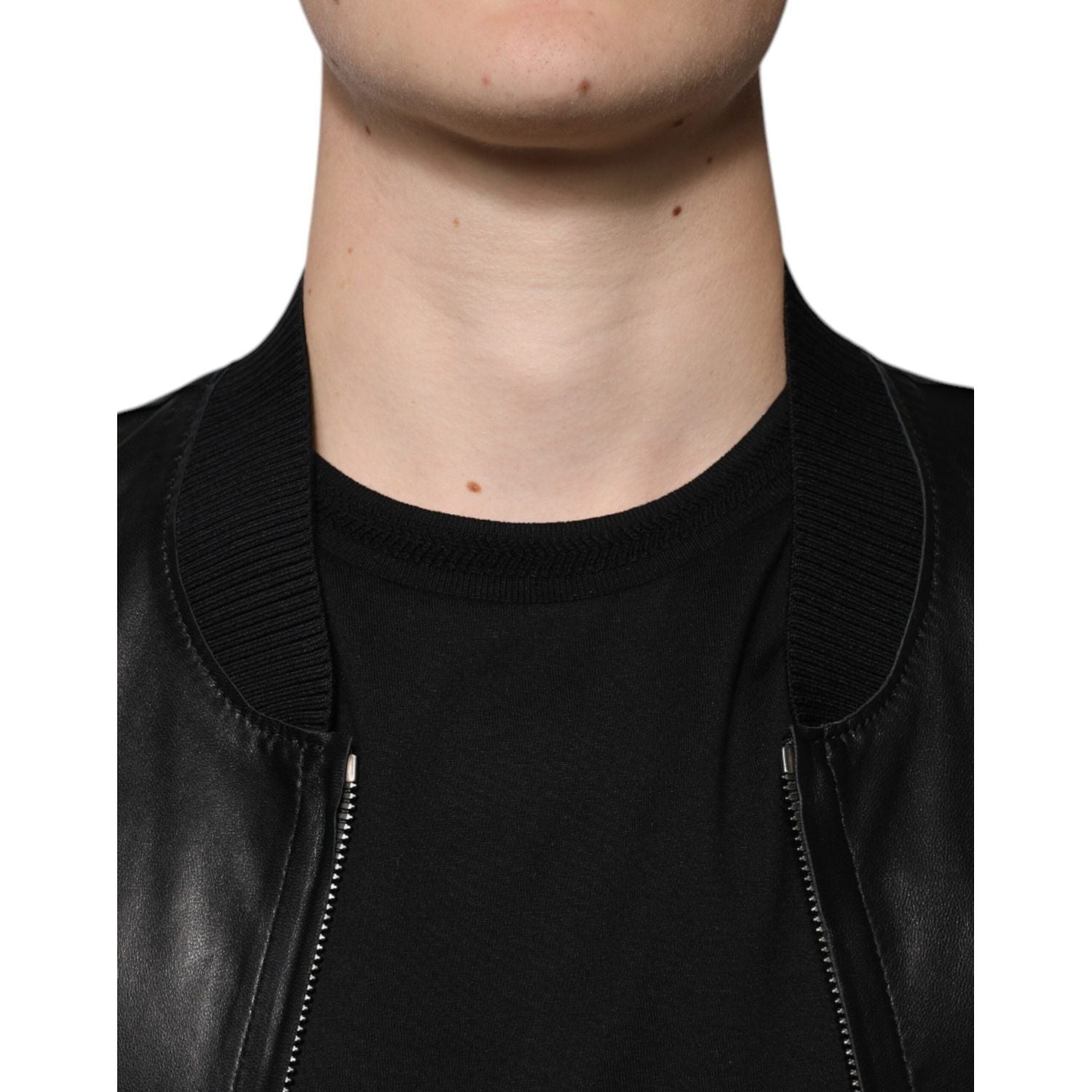 Front view with bag zipped and handles upright.