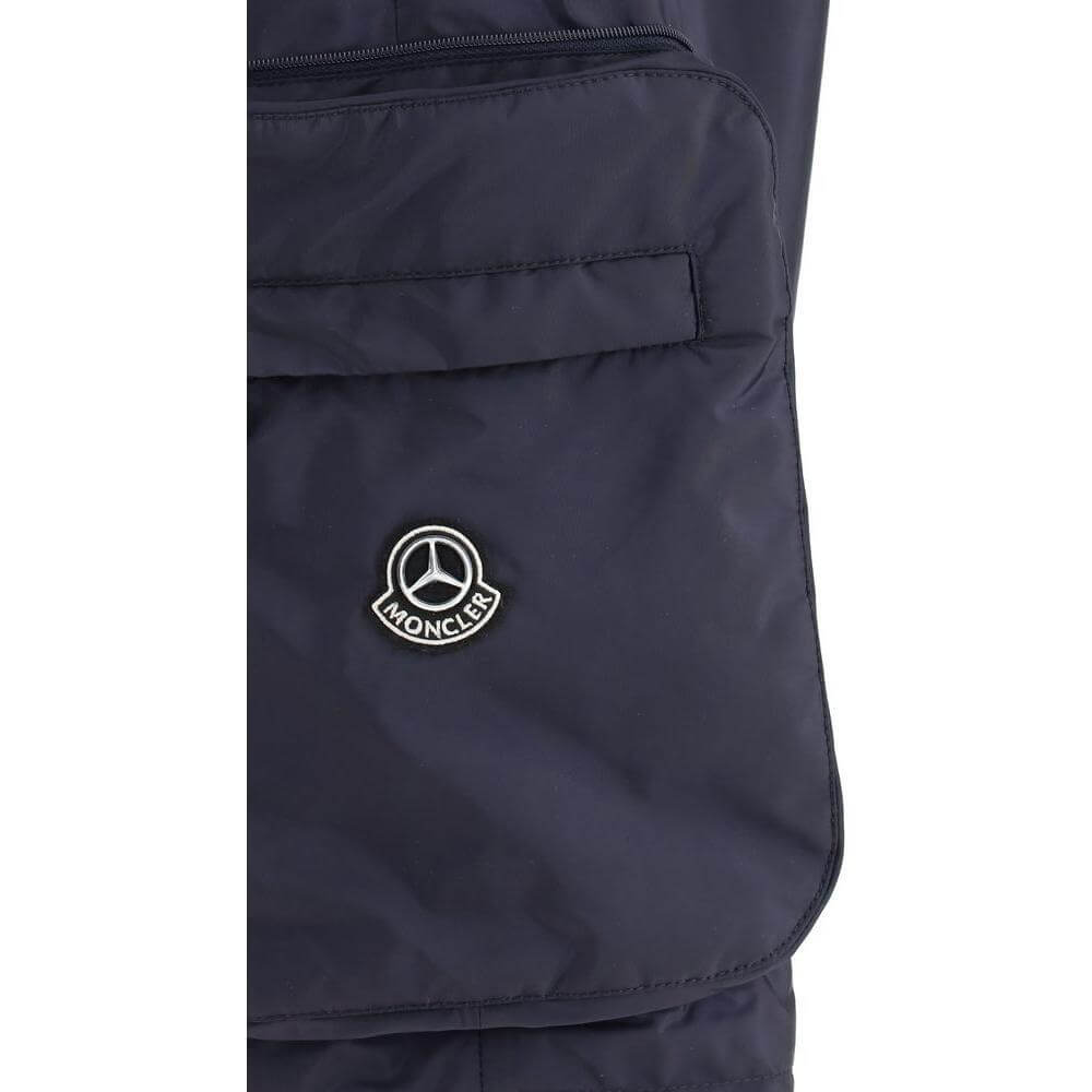 Front view with bag zipped and handles upright.