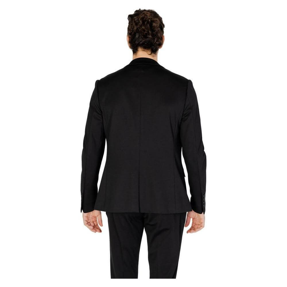 Front view with bag zipped and handles upright.