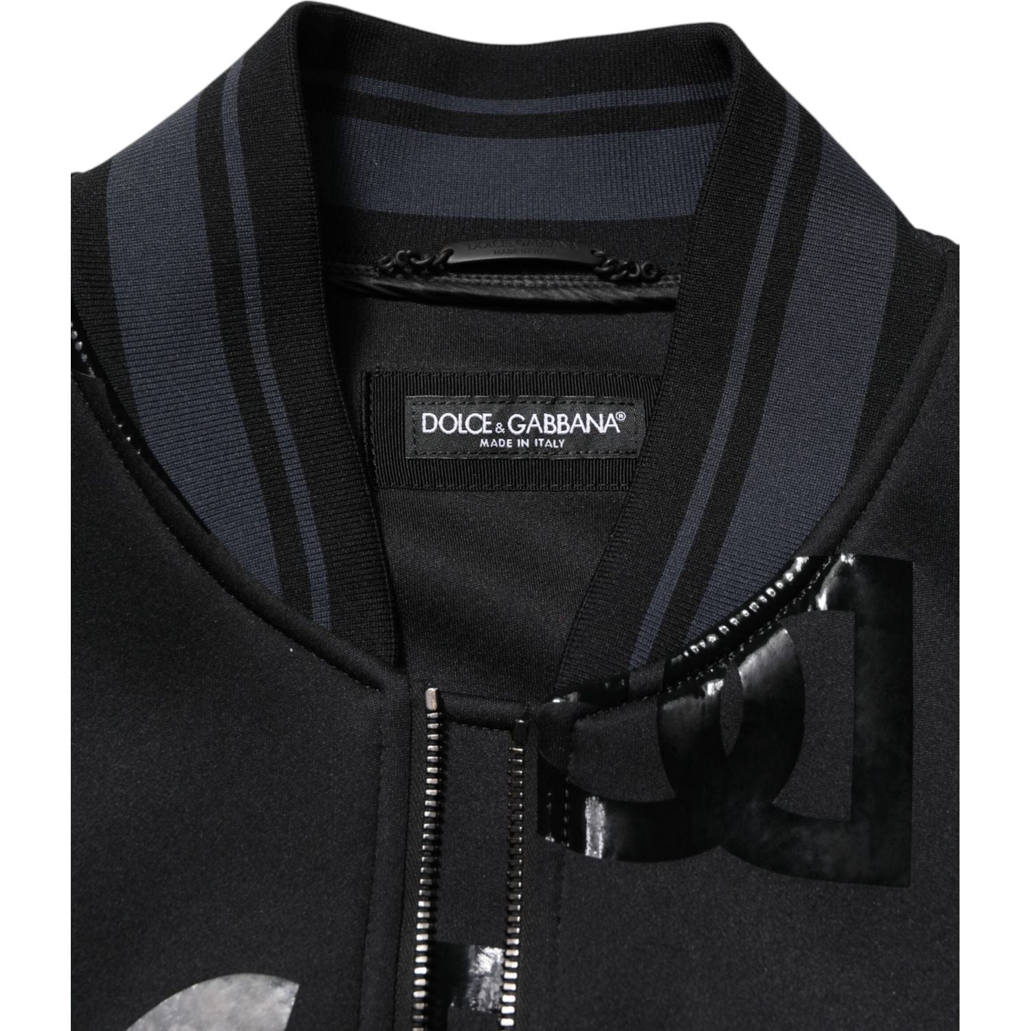 Front view with bag zipped and handles upright.