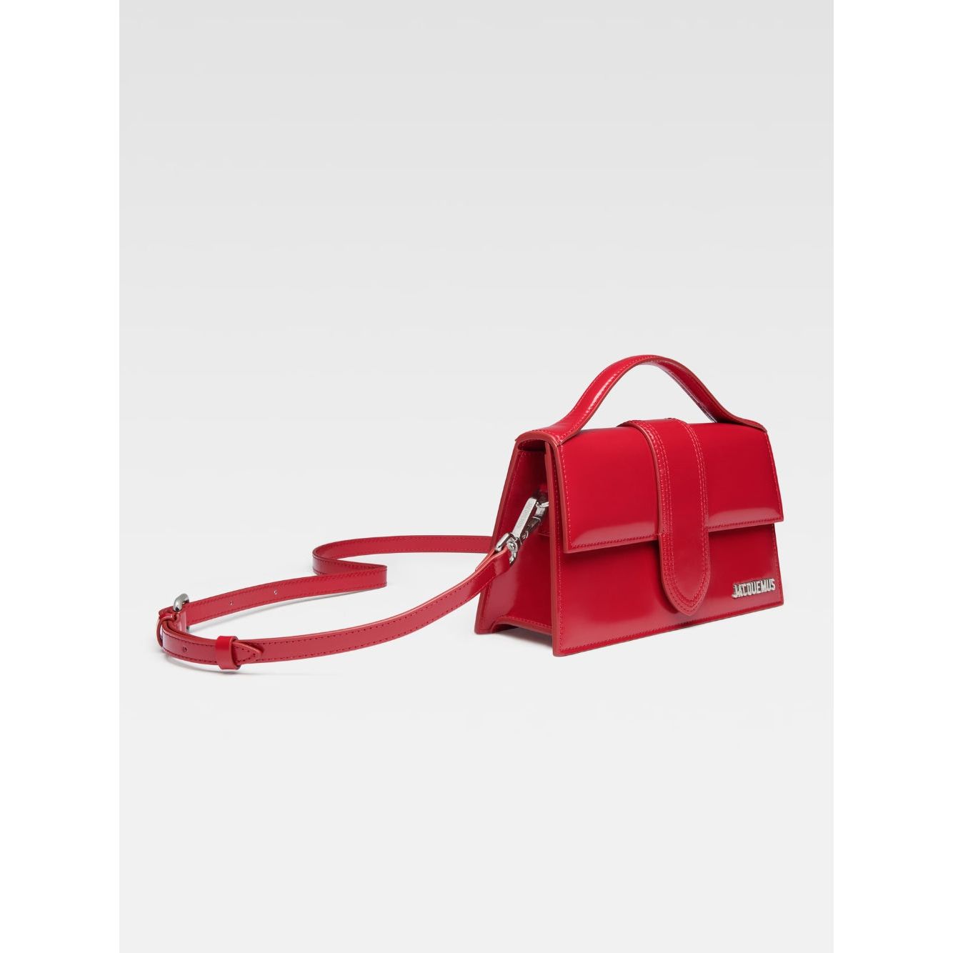 Front view with bag zipped and handles upright.