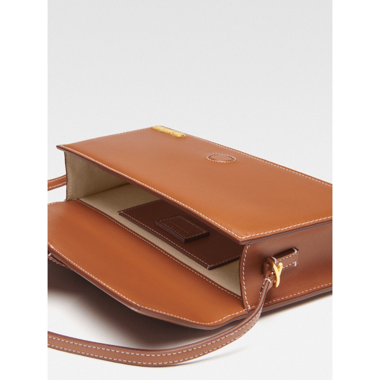 Front view with bag zipped and handles upright.