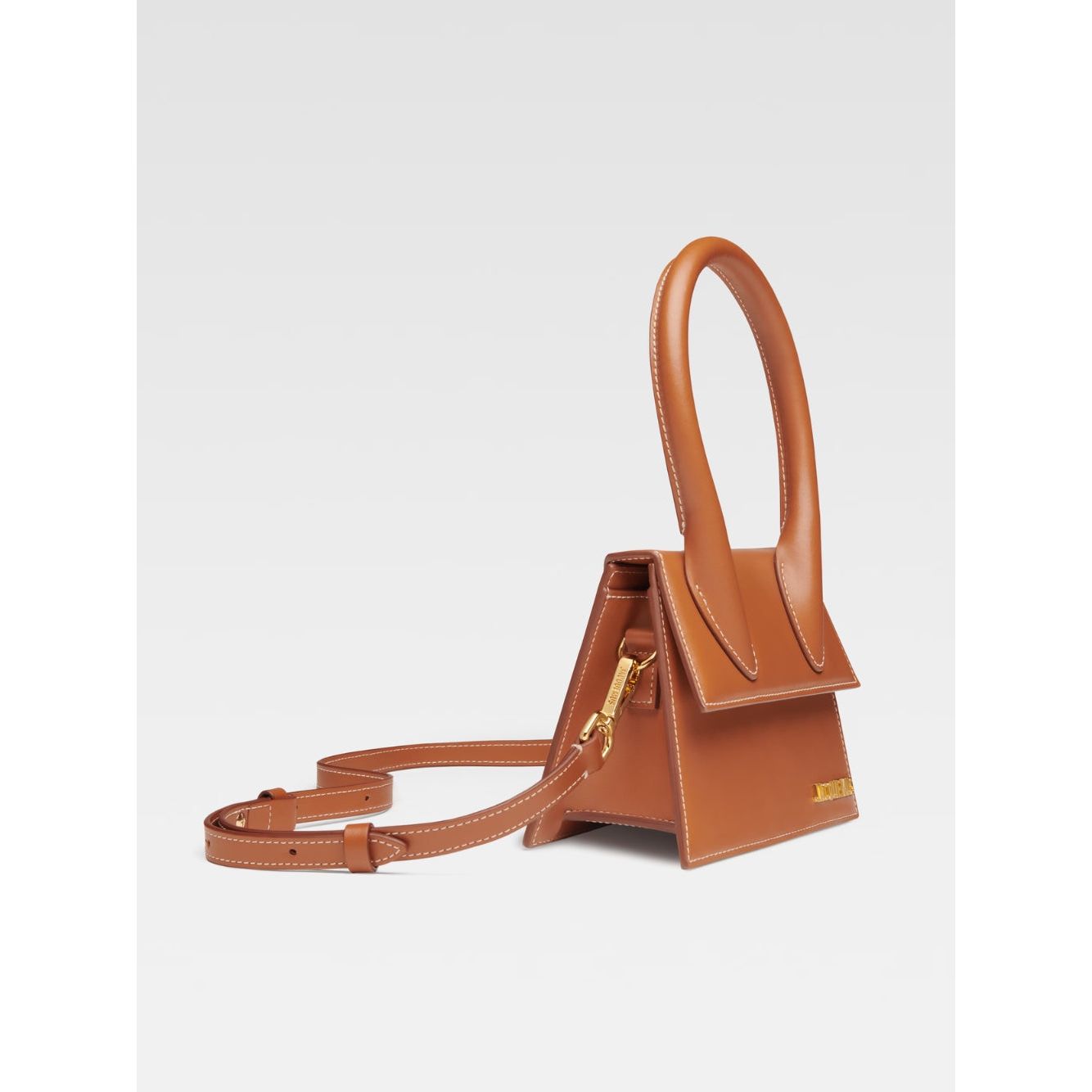 Front view with bag zipped and handles upright.