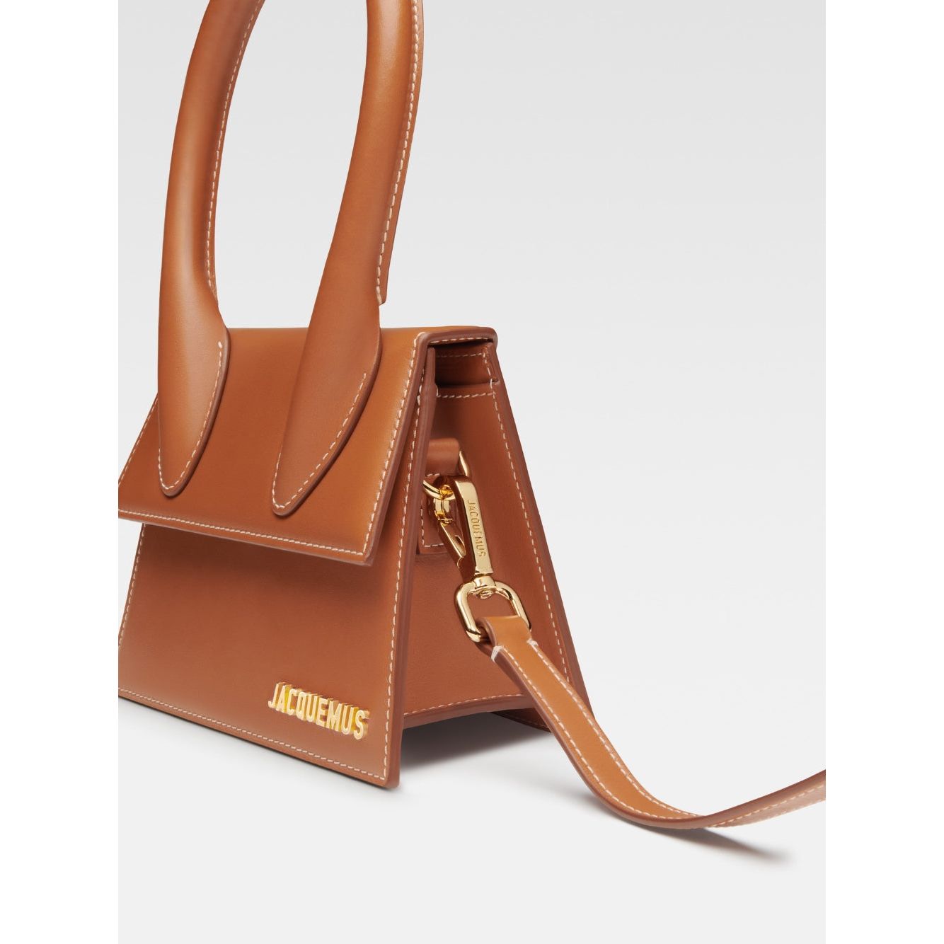 Front view with bag zipped and handles upright.