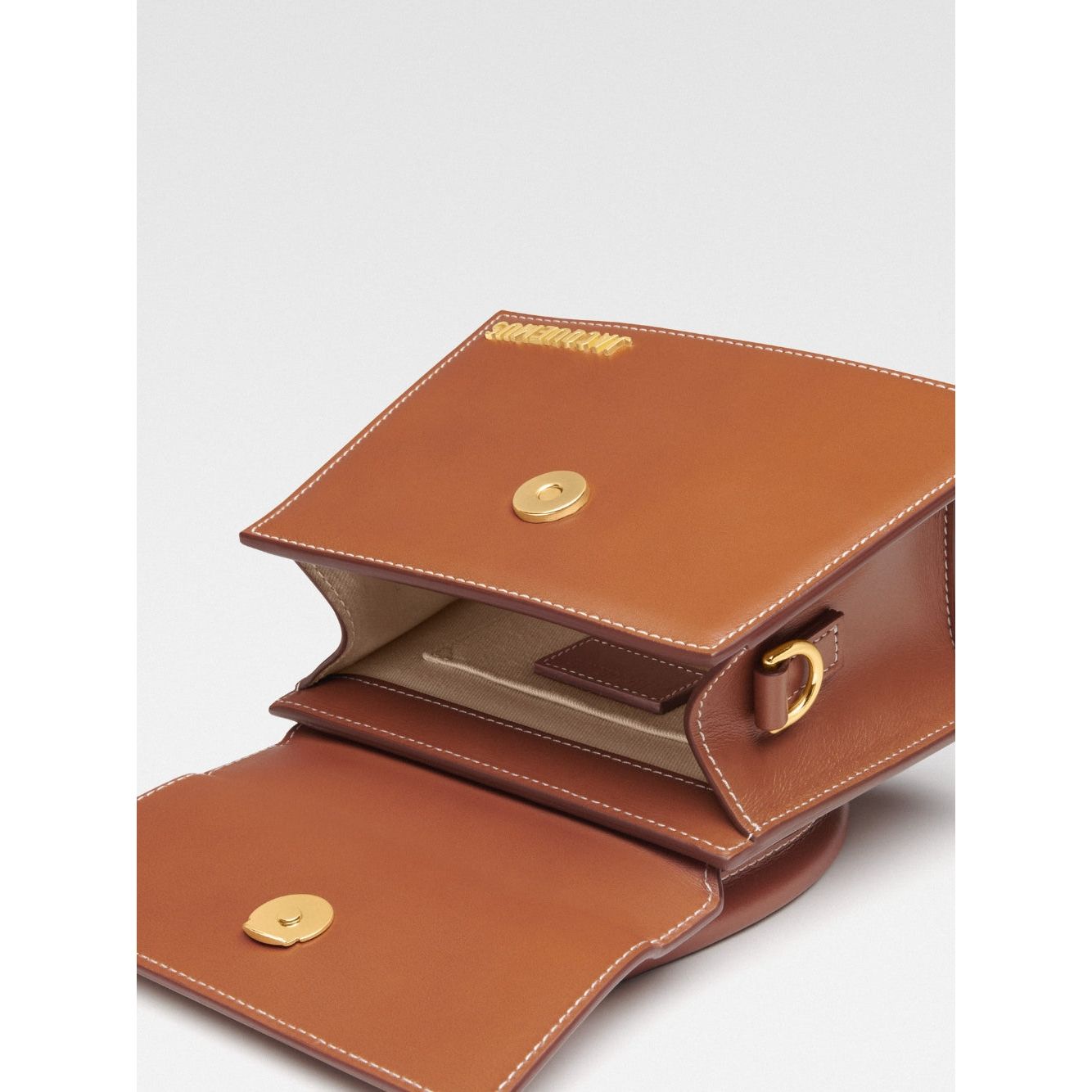Front view with bag zipped and handles upright.