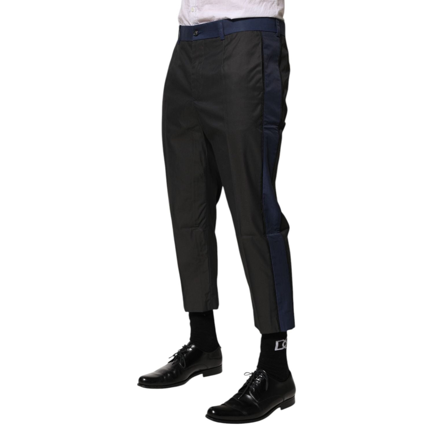Front view with bag zipped and handles upright.