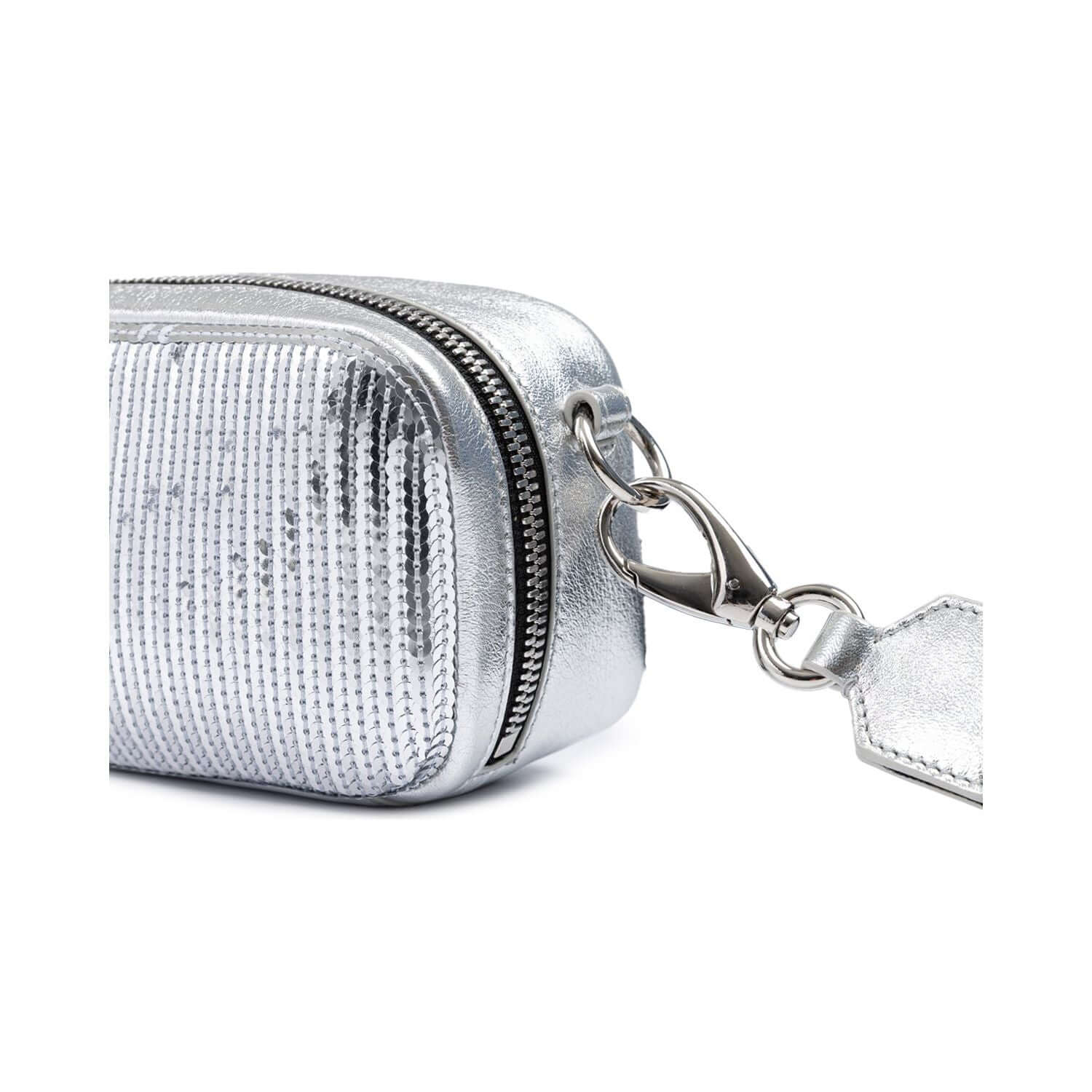 Front view with bag zipped and handles upright.